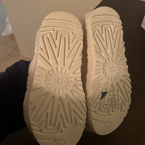 Uggs - Picture 4 of 4